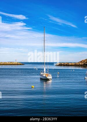 Segelboot in der Bucht verankert Stockfoto