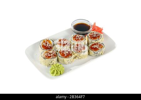 Sushi, Brötchen, Uramaki, Tempura mit Teriyaki-Sauce, Sesam, rohen Meeresfrüchten, Sojasoße, mariniertem Ingwer und Wasabi. Essen auf Platte, weiß isoliert Backgross Stockfoto