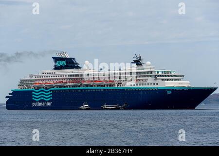 Fira, Griechenland - 16. Juli 2019: Der Kreuzfahrtschiff "Pullmantur" Horizon ist vor der Küste von Santorini in Fira in der ägeischen See verankert Stockfoto