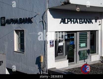 Fira, Griechenland - 19. Juli 2019: Die Spitze der Alpha Bank auf 25is Martiou Stockfoto