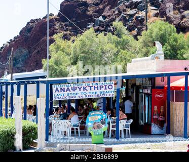 Akrotiri, Griechenland - 19. Juli 2019: Das letzte Café vor dem Spaziergang über die Klippen zum Roten Strand von Akrotiri Stockfoto