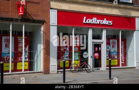 Gloucester, Großbritannien - 08. September 2019: Die Filiale der Ladbrokes Buchmacherladen in der Southgate Street Stockfoto