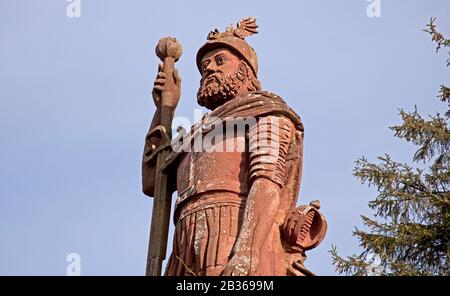 William Wallace Statue, Bermersyde, Scottish Borders, Schottland, Großbritannien. März 2020, Die 30 Fuß Statue erfordert Reparaturen, hofft man, dass die Erhaltung der Statue im April 2020 beginnen kann. Die William Wallace Society ist der Ansicht, dass mehr getan werden sollte, um das Denkmal zu schützen, und derzeit findet eine Spendenaktion statt. Die Skulptur des Scots Freedom Fighters aus dem 13. Jahrhundert wurde in2008 gebaut, nachdem sie von David Stuart Erskine, dem 11. Earl of Buchan, in Auftrag gegeben wurde. Stockfoto