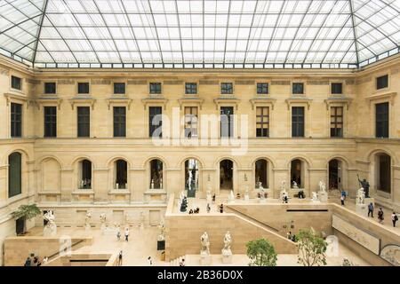 Symmetrisches Bild von Louvres wundervollen Innenhof mit Skulpturen. Paris, Frankreich. Stockfoto