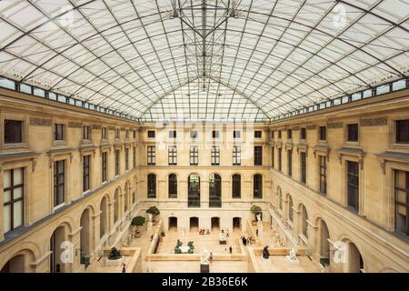 Symmetrisches Bild von Louvres wundervollen Innenhof mit Skulpturen. Paris, Frankreich. Stockfoto