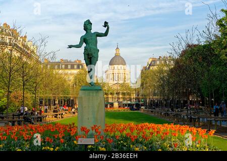 Der Luxemburger Garten mit der Statue Der griechische Schauspieler von Charles Arthur Bourgeois im Jahr 1868 und das Pantheon im Hintergrund Stockfoto