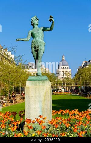 Der Luxemburger Garten mit der Statue Der griechische Schauspieler von Charles Arthur Bourgeois im Jahr 1868 und das Pantheon im Hintergrund Stockfoto