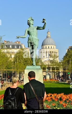 Der Luxemburger Garten mit der Statue Der griechische Schauspieler von Charles Arthur Bourgeois im Jahr 1868 und das Pantheon im Hintergrund Stockfoto