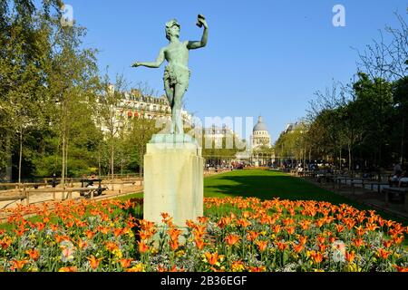 Der Luxemburger Garten mit der Statue Der griechische Schauspieler von Charles Arthur Bourgeois im Jahr 1868 und das Pantheon im Hintergrund Stockfoto