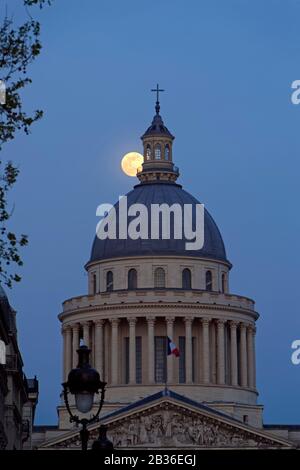 Frankreich, Paris, Latin Quarter, Pantheon (um die Jahre um die Jahre 17990) neoklassizistischer Stil, Gebäude in Form eines griechischen Kreuzes, das von Jacques Germain Soufflot und Jean Baptiste Rondelet erbaut wurde Stockfoto