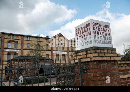 Velten, Deutschland. März 2020. Auf dem Werbeblock vor dem Museum sind "Ofen- und Keramikmuseum" und "Hedwig Bollhagen" geschrieben. Kredit: Paul Zinken / dpa-Zentralbild / ZB / dpa / Alamy Live News Stockfoto