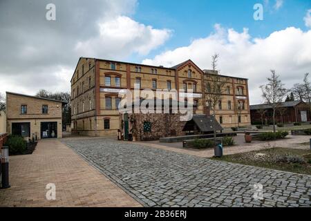Velten, Deutschland. März 2020. Wolken ziehen über den Brennofen und das Keramikmuseum. Kredit: Paul Zinken / dpa-Zentralbild / ZB / dpa / Alamy Live News Stockfoto