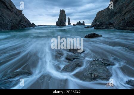 Frankreich, Morbihan, Belle Ile en Mer, Port Coton, Wild Coast Les Aiguilles de Port Coton Stockfoto