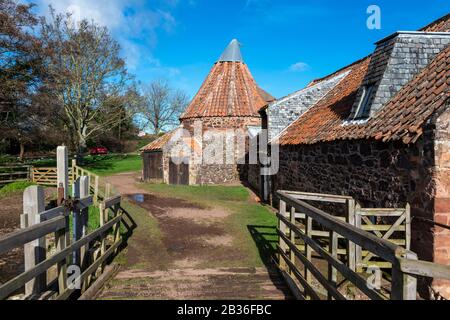 Preston Mill, eine historische Wassermühle, am Fluss Tyne in der Nähe von East Linton in East Lothian, Schottland, Großbritannien Stockfoto