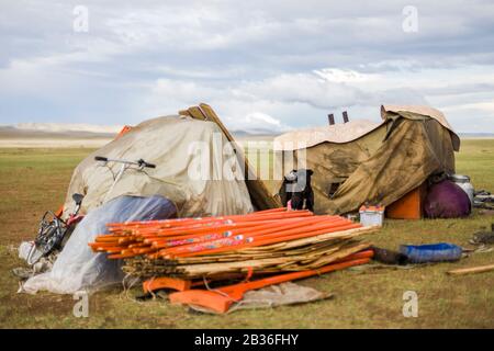 Die Mongolia, Gemeinde Ulan-Bator, in der Nähe von Nalayh, stampft eine Jurte Stockfoto