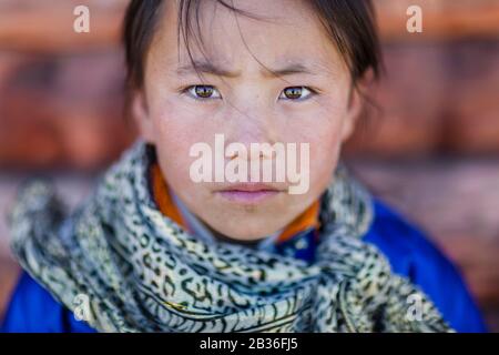 Mongolia, Provinz Khovsgol, in der Nähe von Toom, Porträt eines jungen Mädchens, das traditionelle Kleidung trägt Stockfoto