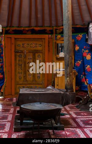 Mongolia, Gemeinde Ulan-Bator, in der Nähe von Nalayh, Holzofen in einer Jurte Stockfoto