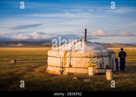 Die Mongolei, Gemeinde Ulan-Bator, in der Nähe von Nalayh, Hirte vor seiner Jurte und Steppenlandschaft im goldenen Stundenlicht Stockfoto