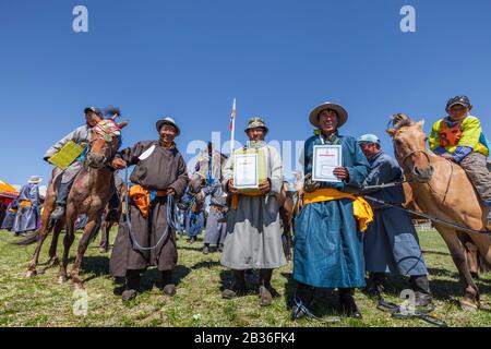 Mongolia, Provinz Khovsgol, Tsagaannuur, Naadam-Festival, glückliche Gewinner des Pferderennens Stockfoto