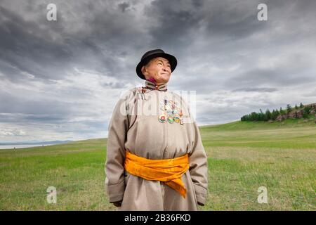 Mongolia, Provinz Khovsgol, Tsagaannuur, Naadam-Festival, Porträt eines Mannes, der stolz Medaillen trägt Stockfoto