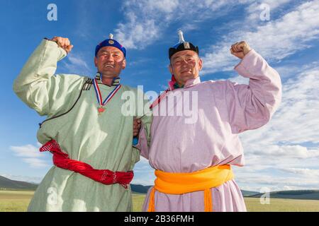 Mongolia, Provinz Khovsgol, Tsagaannuur, Naadam-Festival, glückliche Gewinner des Ringerturniers Stockfoto