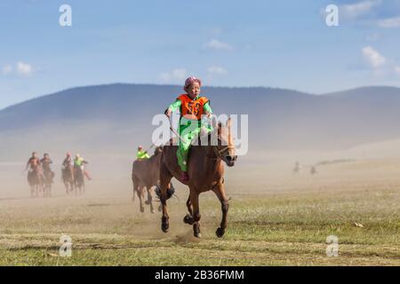 Mongolia, Provinz Khovsgol, Khatgal, Naadam-Festival, Pferderennen, junge Galoppteilnehmer Stockfoto