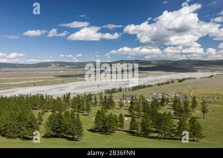 Die Mongolei, die Provinz Khovsgol, Khatgal, ein erhöhter Blick auf das Gelände, auf dem das Naadam-Festival stattfindet, auf den Fluss und das Dorf Egiin Gol im Hintergrund Stockfoto