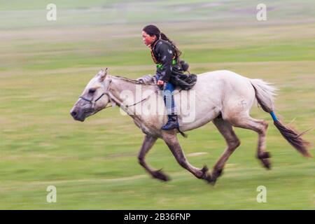 Mongolia, Provinz Khovsgol, Tsagaannuur, Naadam-Festival, Pferderennen, junger Galoppteilnehmer Stockfoto