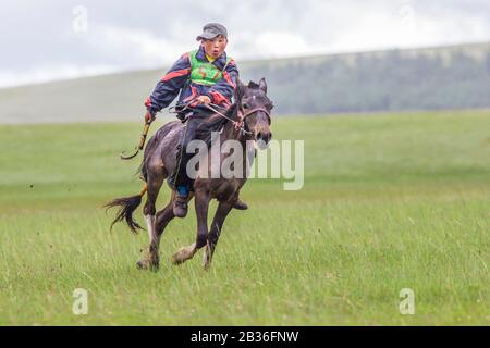 Mongolia, Provinz Khovsgol, Tsagaannuur, Naadam-Festival, Pferderennen, junger Galoppteilnehmer Stockfoto