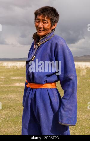 Mongolia, Gemeinde Ulan-Bator, in der Nähe von Nalayh, Porträt eines Hirten in blauem traditionellen Mantel Stockfoto