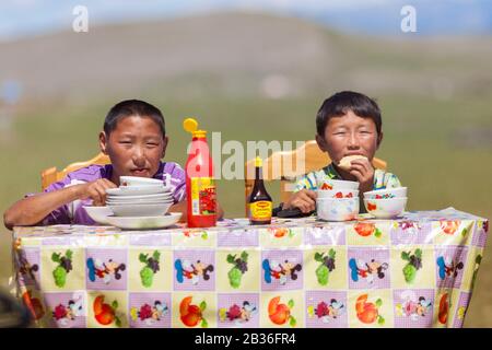 Mongolia, Provinz Khovsgol, Tsagaannuur, Naadam-Festival, zwei junge Jungen zum Mittagessen Stockfoto