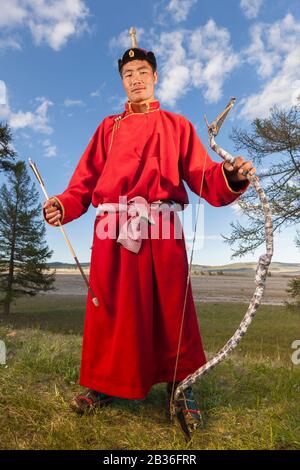 Mongolia, Provinz Khovsgol, Khatgal, Naadam-Festival, Porträt eines Mannes, der Bogenschießen in traditioneller Kleidung praktiziert Stockfoto