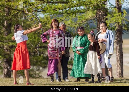 Die Mongolei, die Provinz Khovsgol, das Khatgal, das Naadam-Festival, eine Gruppe von Frauen, die Bogenschießen praktizieren Stockfoto