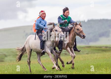 Mongolia, Provinz Khovsgol, Tsagaannuur, Naadam-Festival, Pferderennen, junge Galoppteilnehmer Stockfoto