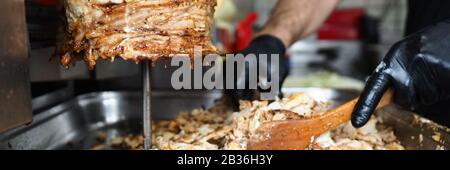 Fleisch aus der Nähe auf Spezialgeräten kochen, Shawarma Stockfoto