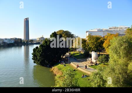 Spanien, Andalusien, Sevilla, Guadalquivir Becken, Ort der Internationalen Ausstellung von 1992 auf der Insel La Cartuja und Torre Cajassol (Tour Sevilla) Stockfoto