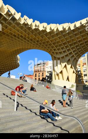 Spanien, Andalusien, Sevilla, Encarnation Regina Bezirk, Plaza de la Encarnacion, die Metropol Parasol Fußgängerbrücke im Jahr 2011 von dem Architekten Jürgen Mayer Hermann Stockfoto