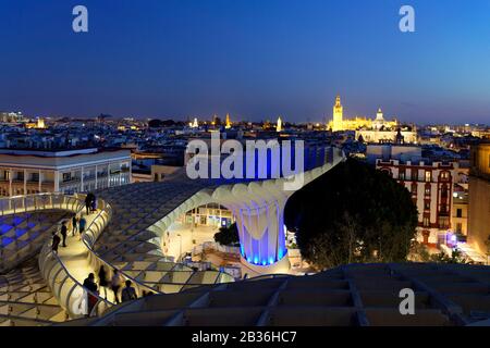 Spanien, Andalusien, Sevilla, Encarnation Regina-Viertel, Plaza de la Encarnacion, allgemeiner Blick vom Mirador des Metropol-Parasols (Baujahr 2011) des Architekten Jurgen Mayer-Hermann, mit dem Dom der St. Maria und dem Turm von Giralda, Das ehemalige Almohad Minarett der Großen Moschee, die in einen von der UNESCO als Weltkulturerbe anerkannten Dom-Kirchturm umgewandelt wurde Stockfoto