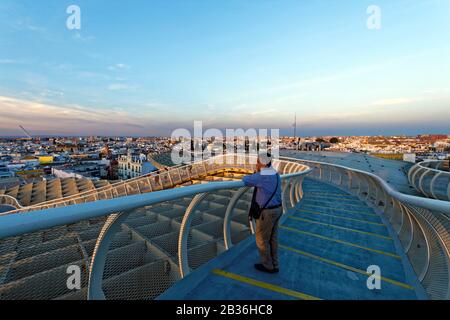 Spanien, Andalusien, Sevilla, Encarnation Regina-Viertel, Plaza de la Encarnacion, allgemeiner Blick vom Mirador des Metropol-Parasols (Baujahr 2011) des Architekten Jurgen Mayer-Hermann Stockfoto