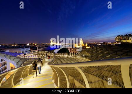 Spanien, Andalusien, Sevilla, Encarnation Regina-Viertel, Plaza de la Encarnacion, allgemeiner Blick vom Mirador des Metropol-Parasols (Baujahr 2011) des Architekten Jurgen Mayer-Hermann, mit dem Dom der St. Maria und dem Turm von Giralda, Das ehemalige Almohad Minarett der Großen Moschee, die in einen von der UNESCO als Weltkulturerbe anerkannten Dom-Kirchturm umgewandelt wurde Stockfoto