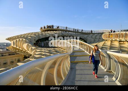 Spanien, Andalusien, Sevilla, Encarnation Regina Bezirk, Plaza de la Encarnacion, die Metropol Parasol Fußgängerbrücke im Jahr 2011 von dem Architekten Jürgen Mayer Hermann Stockfoto