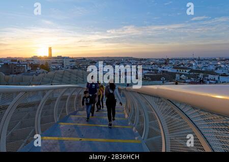 Spanien, Andalusien, Sevilla, Encarnation Regina-Viertel, Plaza de la Encarnacion, allgemeiner Blick vom Mirador des Metropol-Parasols (Baujahr 2011) des Architekten Jurgen Mayer-Hermann Stockfoto