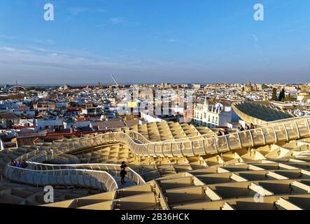 Spanien, Andalusien, Sevilla, Encarnation Regina-Viertel, Plaza de la Encarnacion, allgemeiner Blick vom Mirador des Metropol-Parasols (Baujahr 2011) des Architekten Jurgen Mayer-Hermann Stockfoto