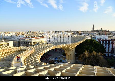 Spanien, Andalusien, Sevilla, Encarnation Regina-Viertel, Plaza de la Encarnacion, allgemeiner Blick vom Mirador des Metropol-Parasols (Baujahr 2011) des Architekten Jurgen Mayer-Hermann, mit dem Dom der St. Maria und dem Turm von Giralda, Das ehemalige Almohad Minarett der Großen Moschee, die in einen von der UNESCO als Weltkulturerbe anerkannten Dom-Kirchturm umgewandelt wurde Stockfoto