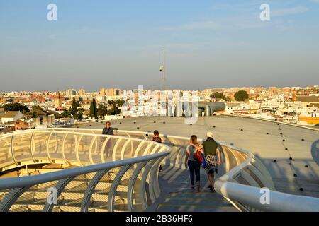 Spanien, Andalusien, Sevilla, Encarnation Regina-Viertel, Plaza de la Encarnacion, allgemeiner Blick vom Mirador des Metropol-Parasols (Baujahr 2011) des Architekten Jurgen Mayer-Hermann Stockfoto