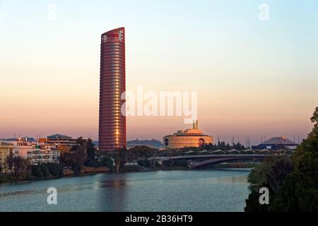 Spanien, Andalusien, Sevilla, Guadalquivir Becken, Ort der Internationalen Ausstellung von 1992 auf der Insel La Cartuja und Torre Cajassol (Tour Sevilla) Stockfoto