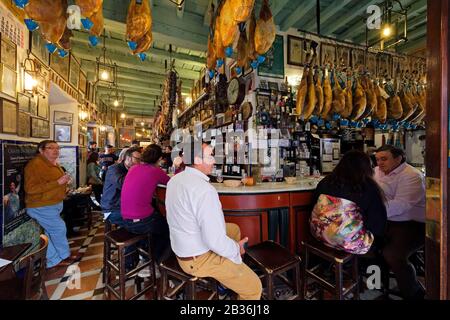 Spanien, Andalusien, Sevilla, Encarnation Regina-Viertel, Plaza de la Encarnacion, die 2011 von dem Architekten Jurgen Mayer Hermann Espagne, Andalousie, Sevilla, quartier de Santa Cruz, Bodega Las Teresas erbaute Fußgängerbrücke Stockfoto