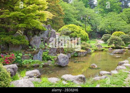 Traditioneller japanischer Garten auf dem Gelände der Burg Hirosaki, Japan. Schloss wurde 1611 errichtet, seit 1952 als National Historic Site bezeichnet Stockfoto