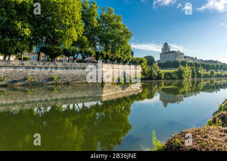 Frankreich, Charente Maritime, le Saintonge, ville de Saintes, Kathedrale Saint-Pierre und Flussufer der Charente Stockfoto