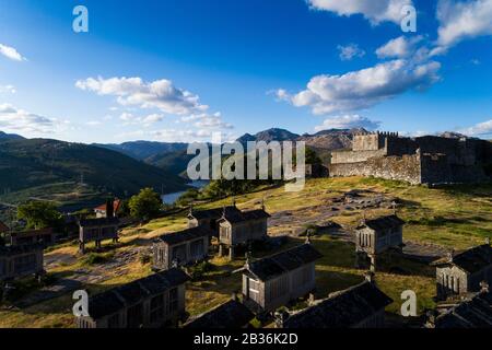 Luftbild der traditionellen Ortschaft Lindoso mit der alten Burg und den Getreidespeicher in der Region Minho, Portugal Stockfoto